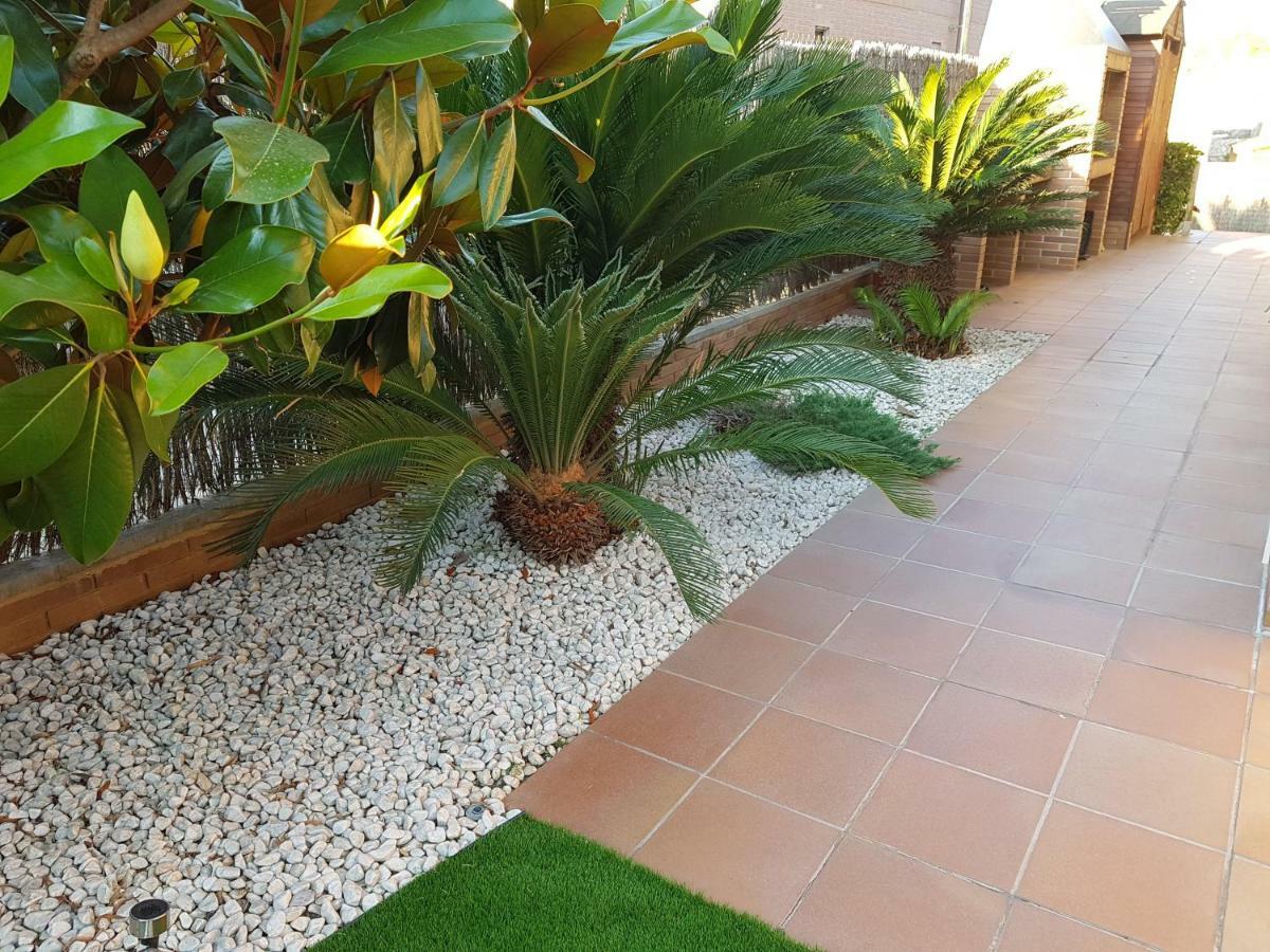 Washingtonia Villa Near Sitges Canyelles (Catalonia) Exterior foto